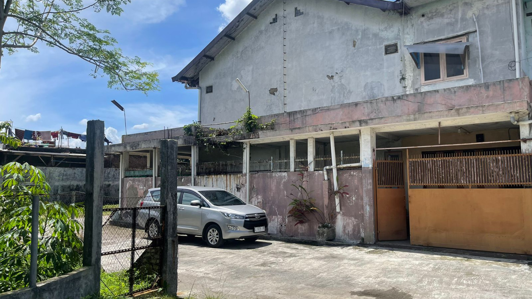 Rumah dengan Fasilitas Gudang di Taman Holis, Cigondewah, Bandung