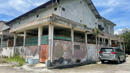 Rumah dengan Fasilitas Gudang di Taman Holis, Cigondewah, Bandung