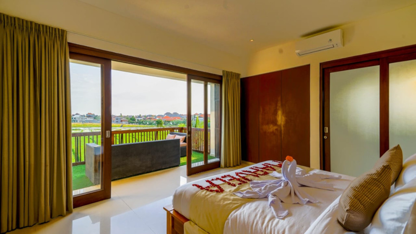 For Rent Luxury 3 Bedrooms Villa With Rice Field In Berawa Canggu
