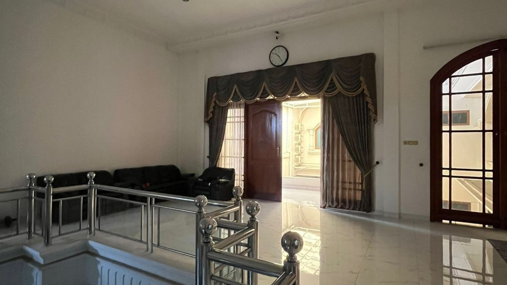 Dijual Rumah Surabaya Pusat FULL MARMER - Jl. Biliton - Gubeng - Parkiran LUAS masuk 10 Mobil - Strategis Komersial area cocok buat Segala Usaha