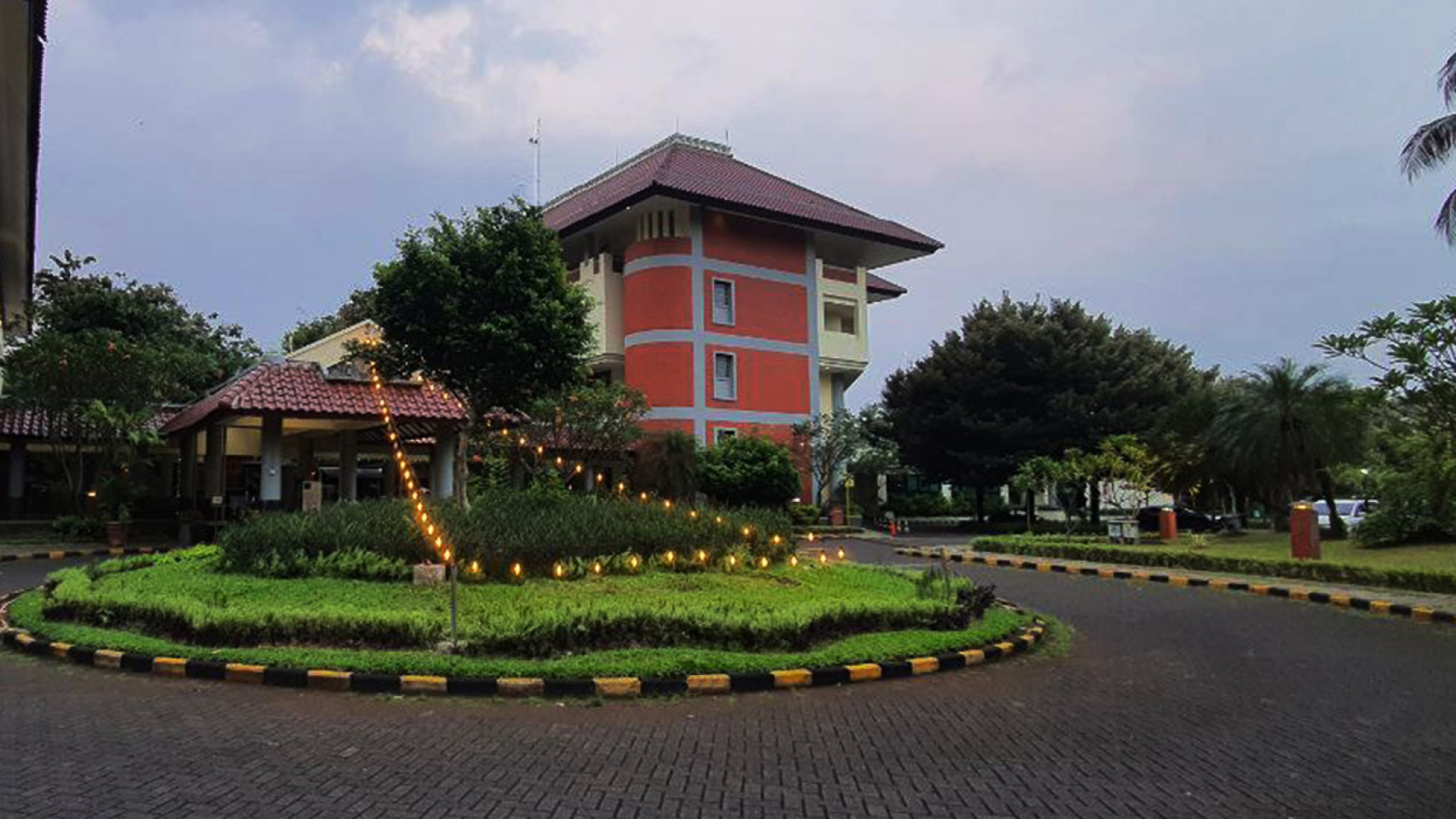 Hotel dengan Tanah Super Luas di jantung kota Depok