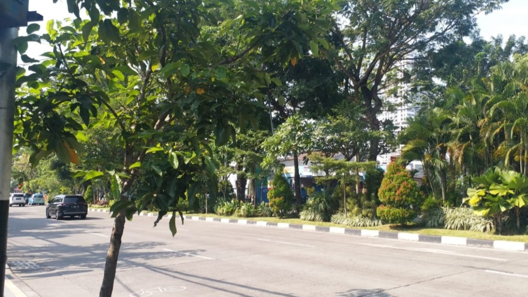 Dijual Tanah + Bangunan Surabaya Pusat - Jl. Mayjen Sungkono - Luas 4284 m2 - Strategis Nol Jalan Raya Utama Komersial area