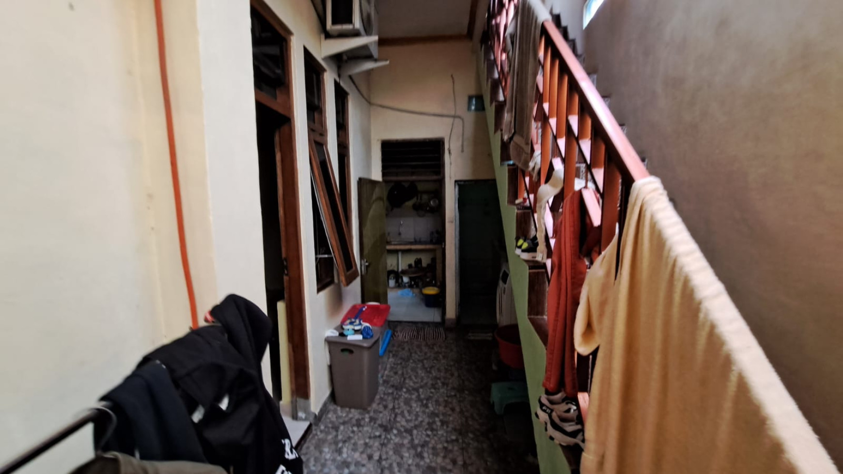 RUMAH + KOST DI GANDEKAN 2 LANTAI 6 KAMAR