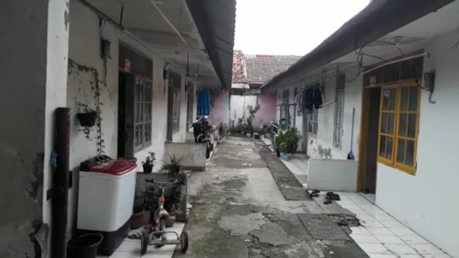 Dijual Kontrakan 13 Unit dan 2 Bangunan Rumah @Parung Serab, Ciledug