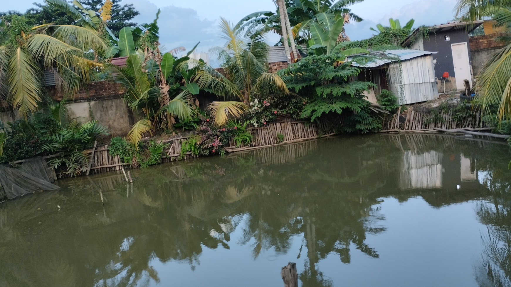 Dijual Tanah + Bangunan + kolam Ikan