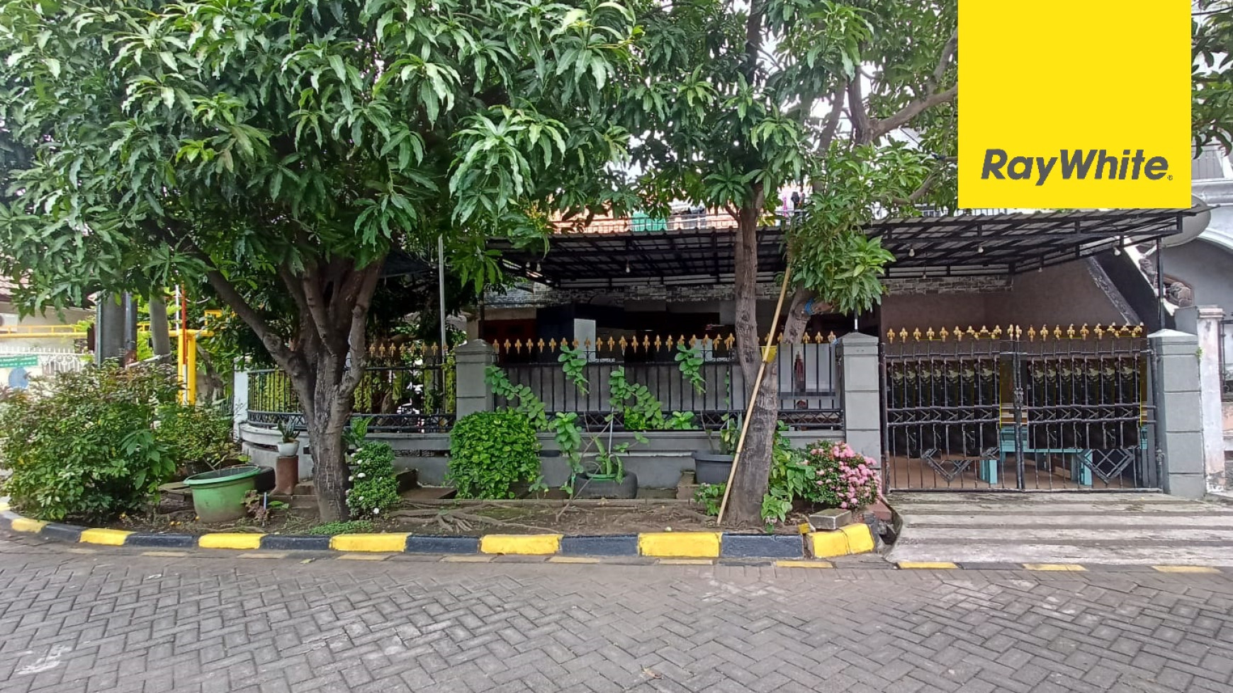 Rumah Hook di Rungkut Mapan Barat,Surabaya