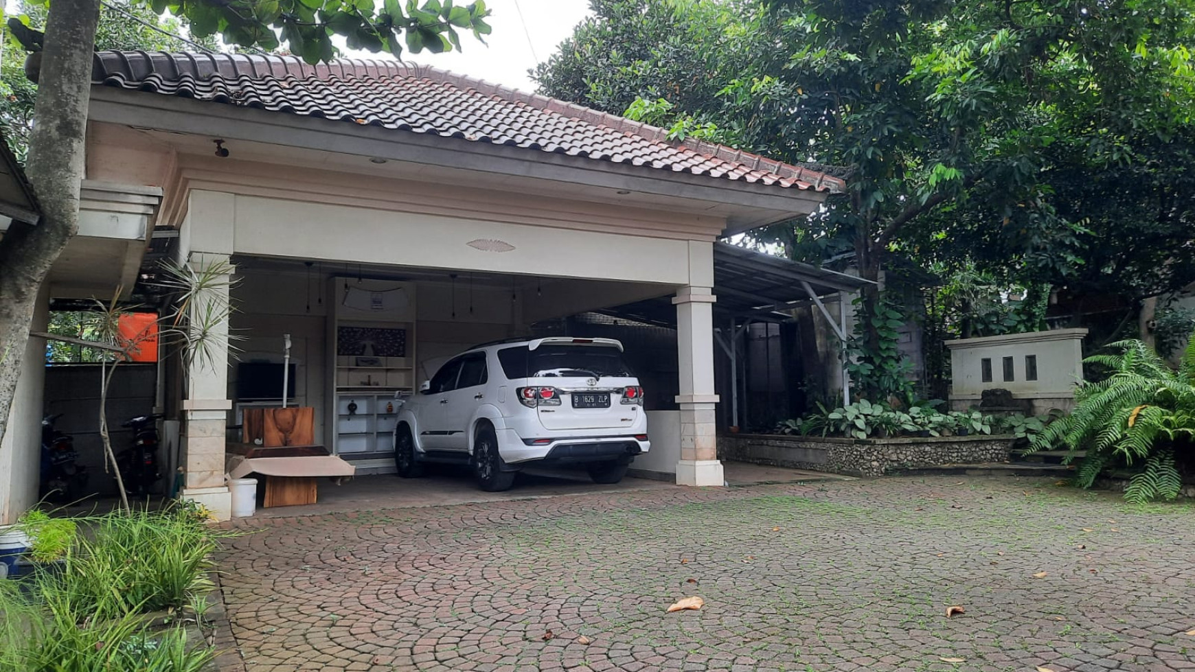 Rumah terawat, asri dan tenang di Limo Cinere dekat Tol Desari dan Tol Cijago