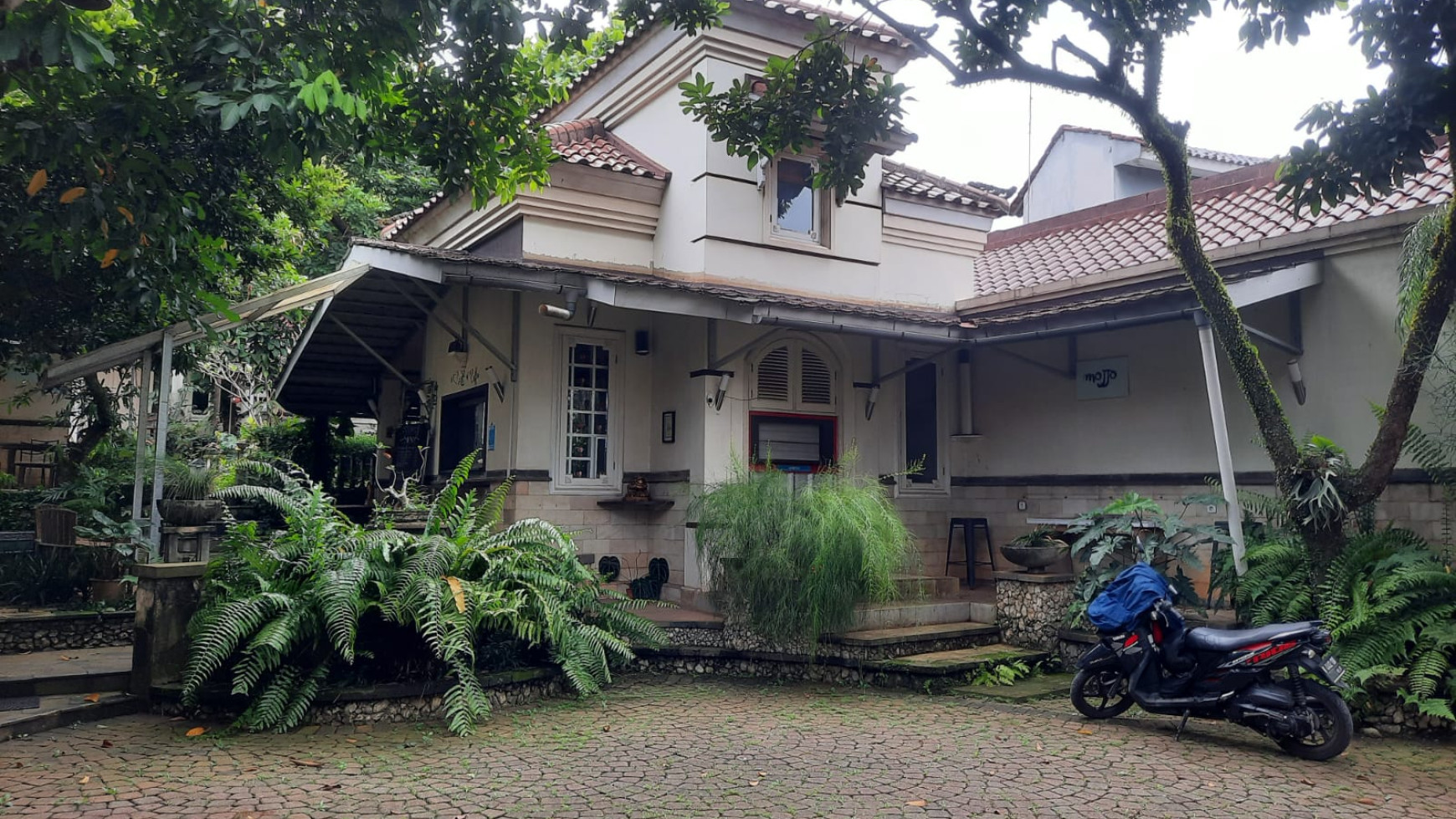 Rumah terawat, asri dan tenang di Limo Cinere dekat Tol Desari dan Tol Cijago