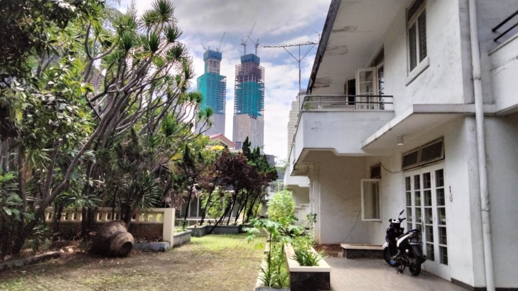 Dijual Rumah Model  Villa di Area Menteng Jakarta Pusat