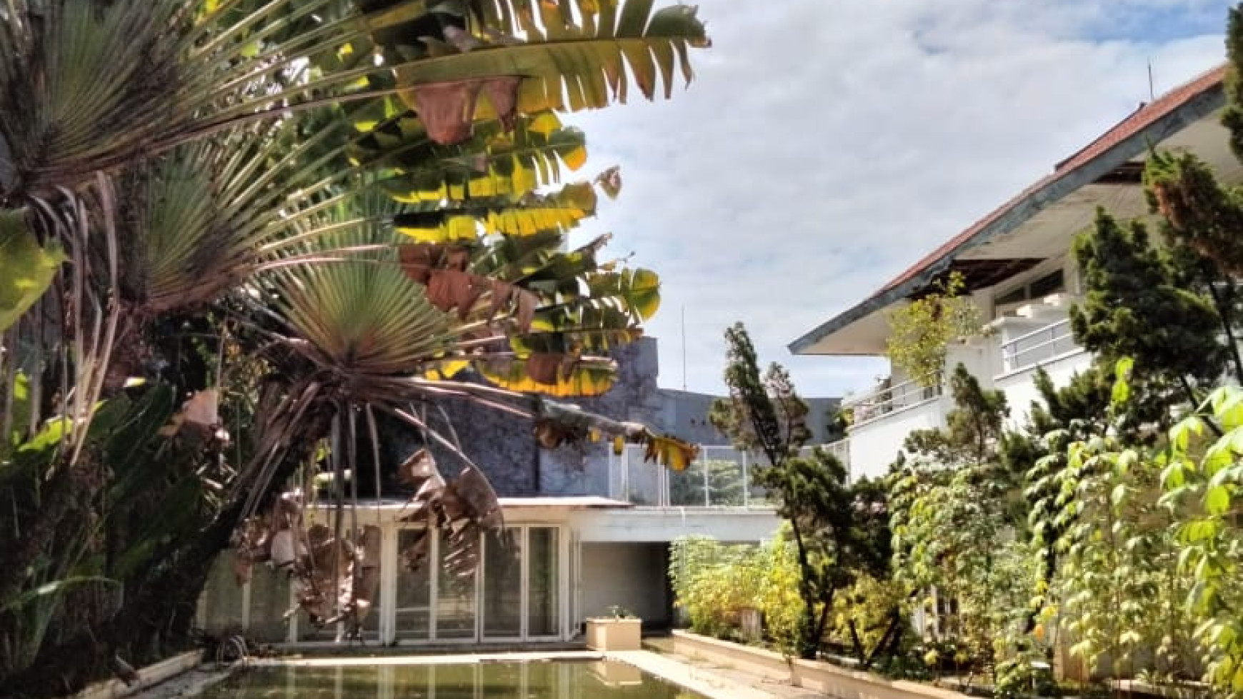 Dijual Rumah Model  Villa di Area Menteng Jakarta Pusat