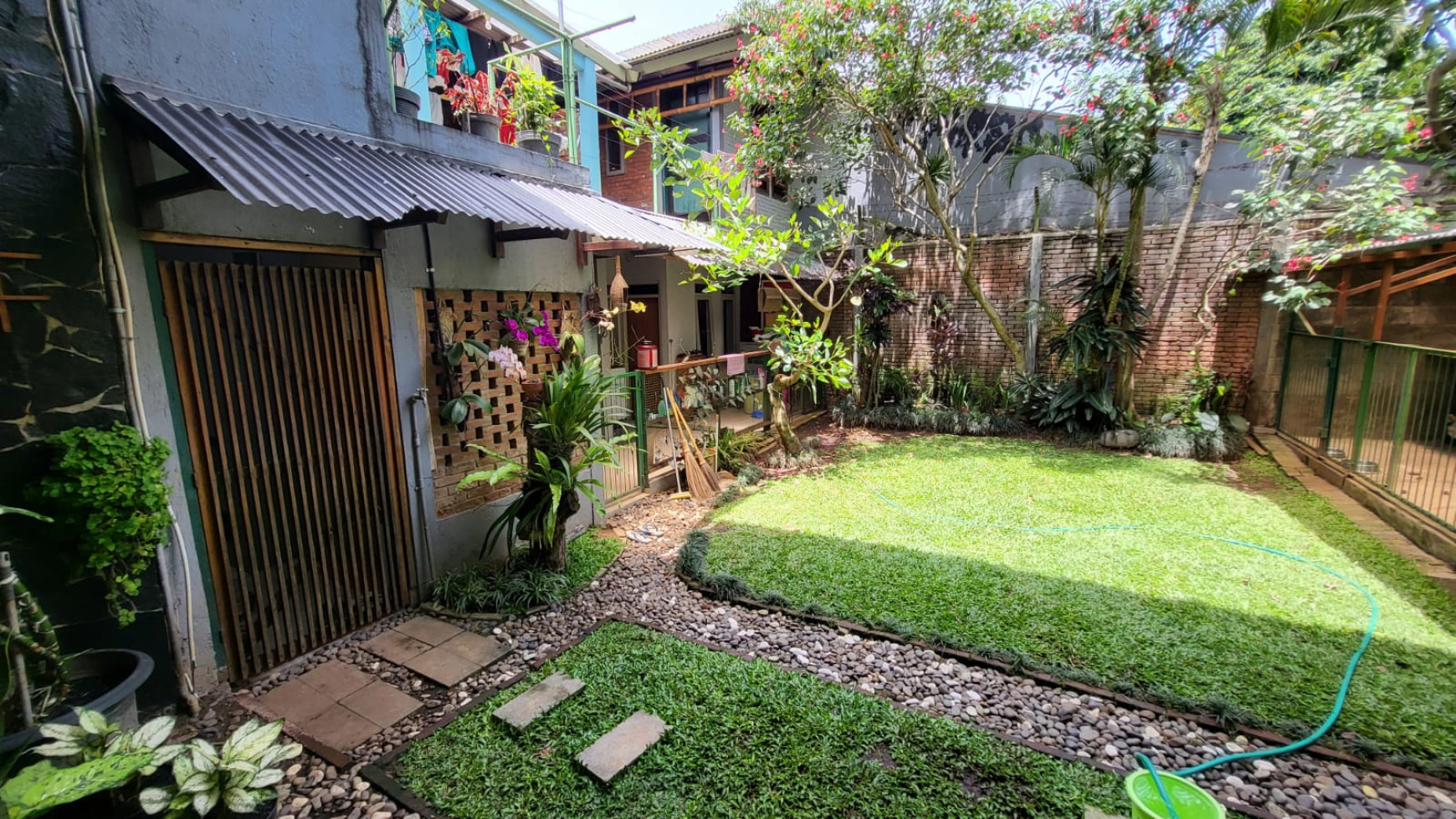 Rumah Asri Classic di jl Alfa, Cigadung Bandung Kota 