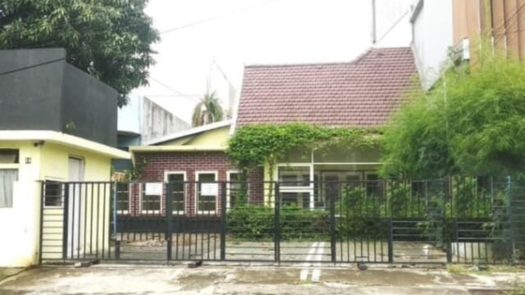 Dijual Rumah Surabaya Pusat Kota - Area Jl. Diponegoro - Raya Darmo - Parkiran Mobil LUAS - Komersial area Cocok buat Segala Usaha