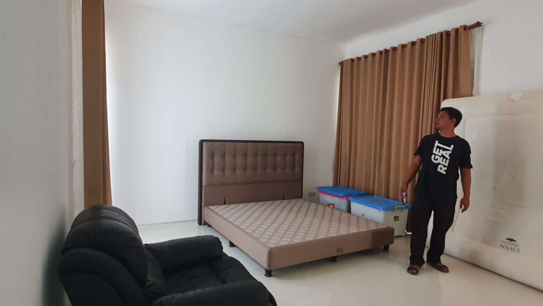 Disewakan Rumah Royal Residence Wiyung Surabaya SEMI FURNISHED- TerLUAS 200 m2 - Carport 2 Mobil