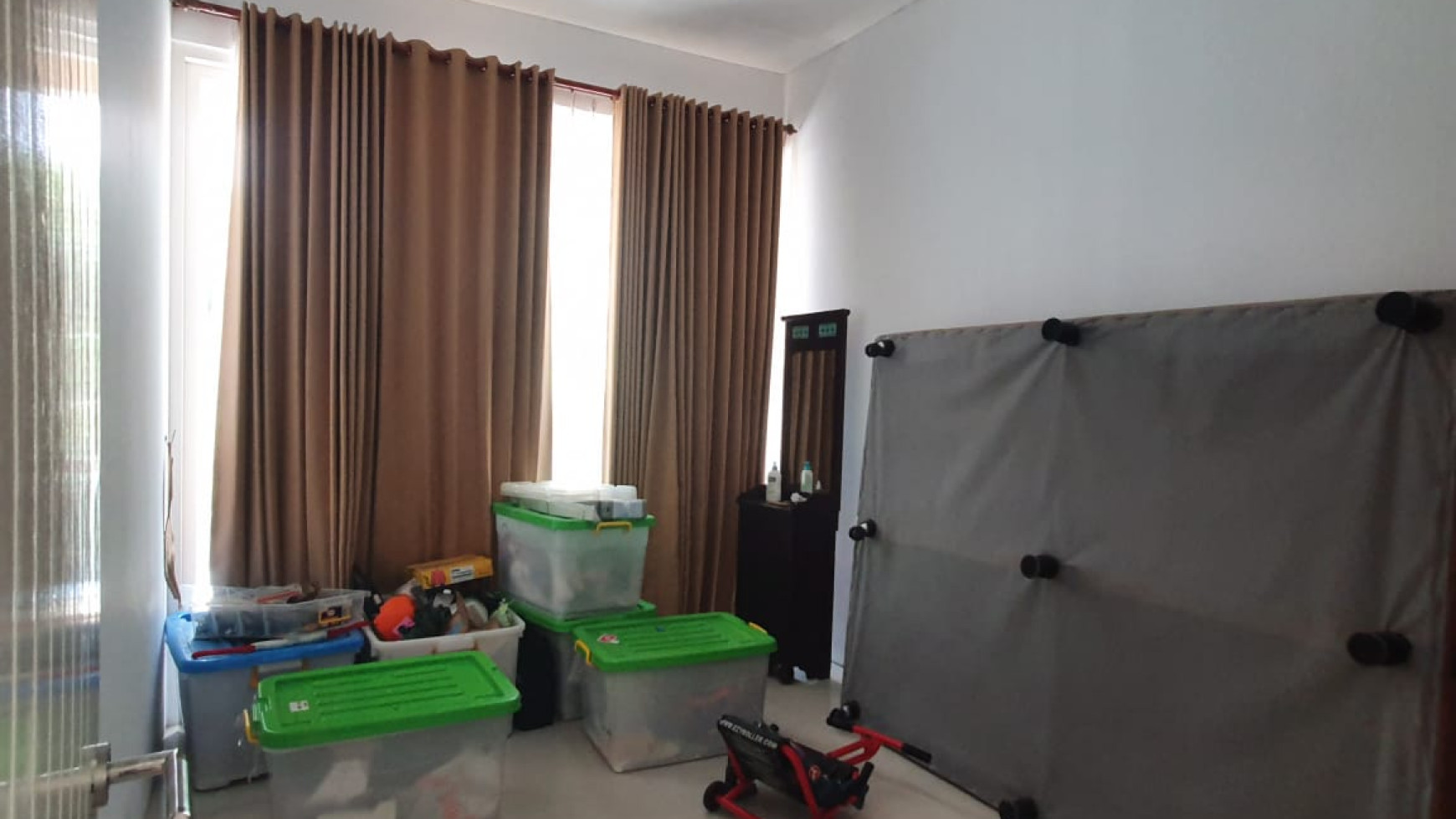 Disewakan Rumah Royal Residence Wiyung Surabaya SEMI FURNISHED- TerLUAS 200 m2 - Carport 2 Mobil