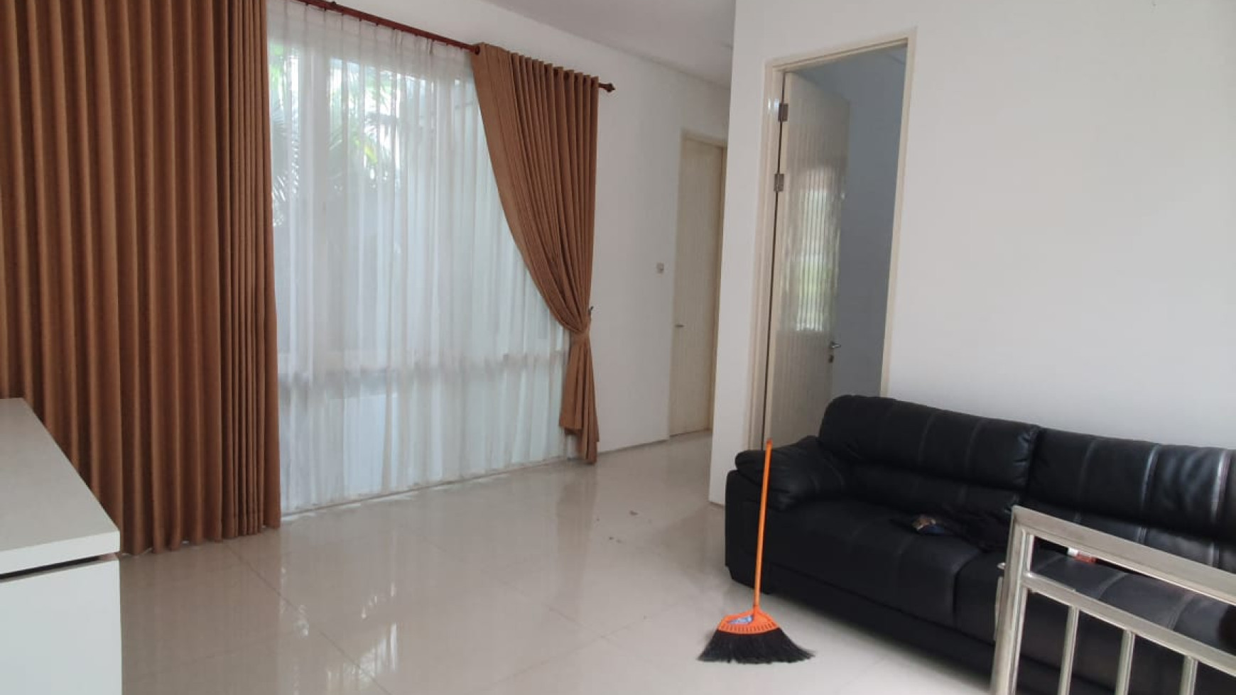 Disewakan Rumah Royal Residence Wiyung Surabaya SEMI FURNISHED- TerLUAS 200 m2 - Carport 2 Mobil