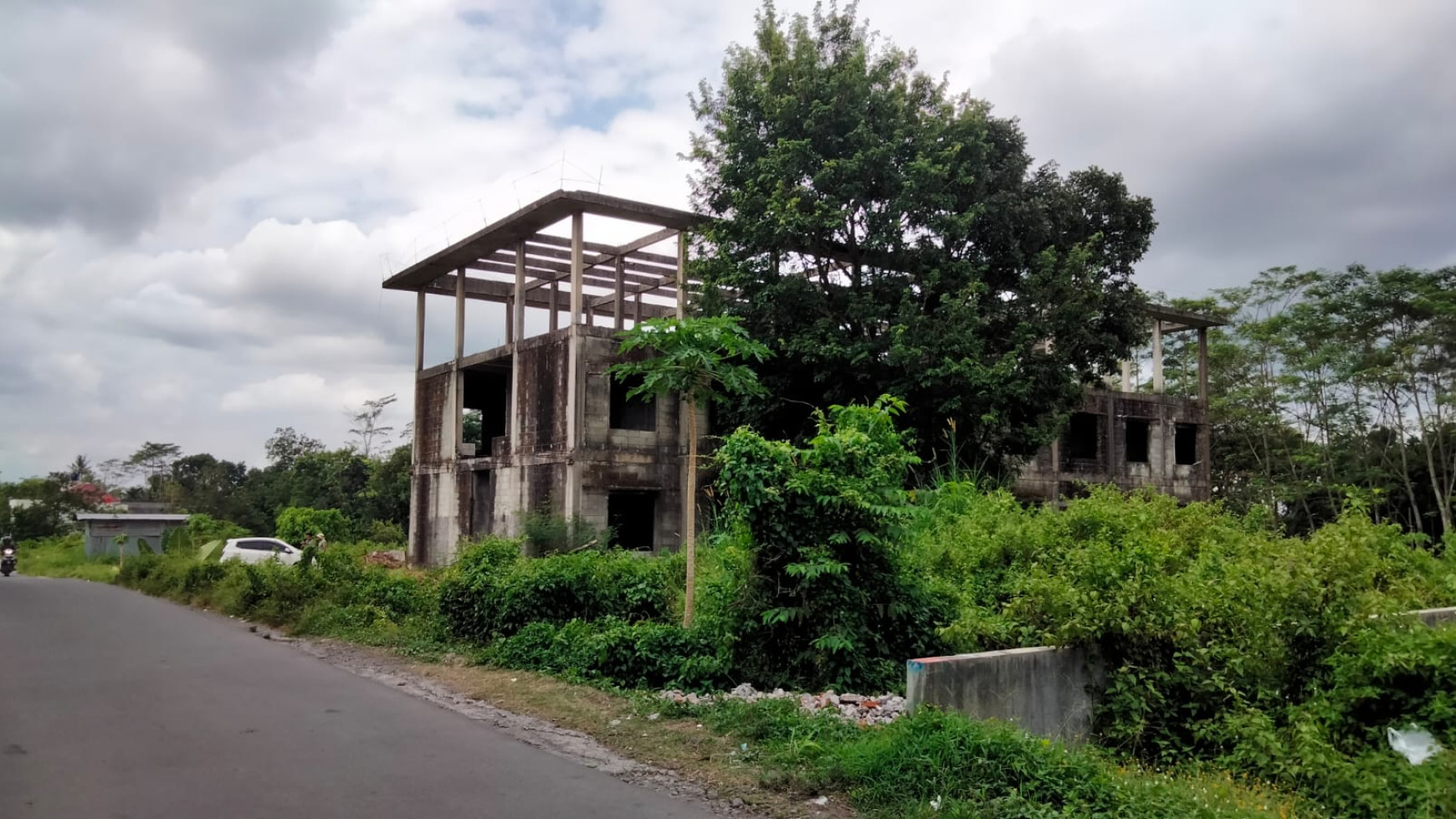 Tanah 2000 Meter Persegi Dengan Kontruksi Bangunan 3 Lantai Dekat UII Sleman