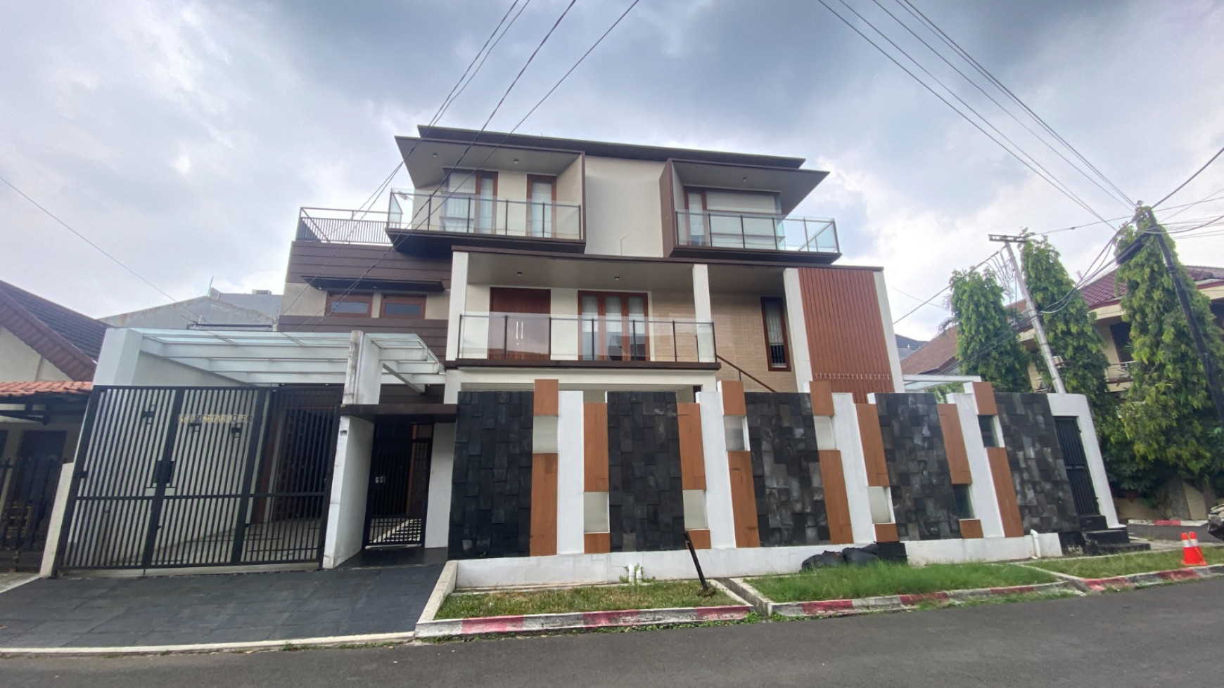 RUMAH MODERN LOKASI PONDOK INDAH 13.5 M ( nego )