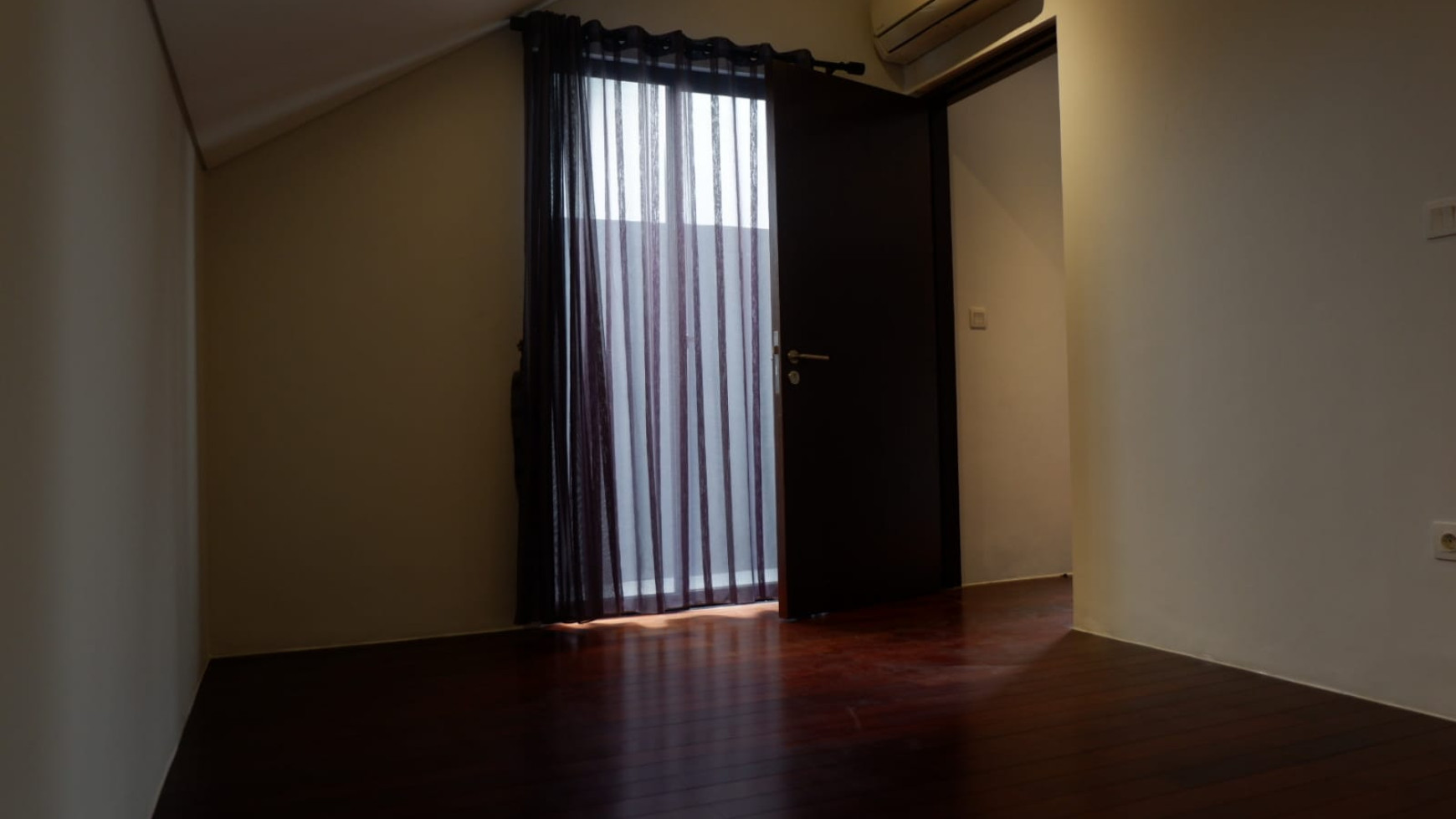 SEWA TOWN HOUSE KEMANG Sewa per THN 360 jt ( nego )