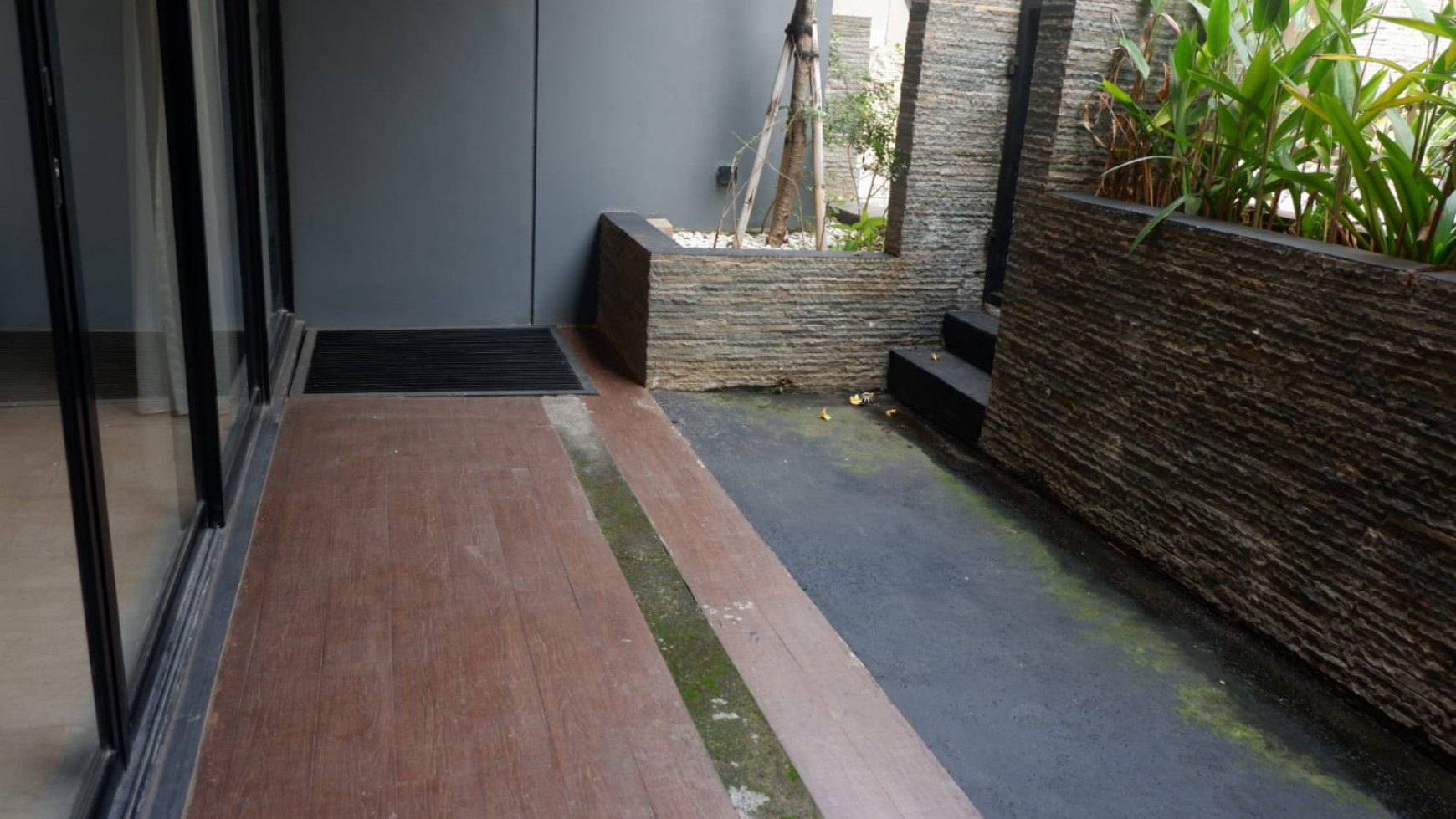 SEWA TOWN HOUSE KEMANG Sewa per THN 360 jt ( nego )