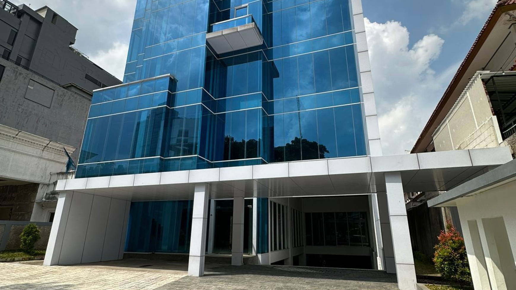 Dijual Gedung Baru Siap Pakai Daerah Strategis di Menteng Jakarta Pusat 