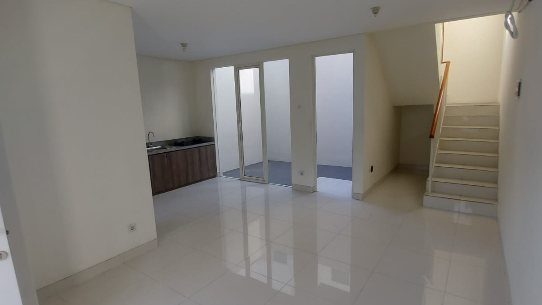 Dijual Rumah Grand Pakuwon Adelaide SEMI Furnished +Teras Belakang TerTUTUP KERAMIK Cantik Siap Huni