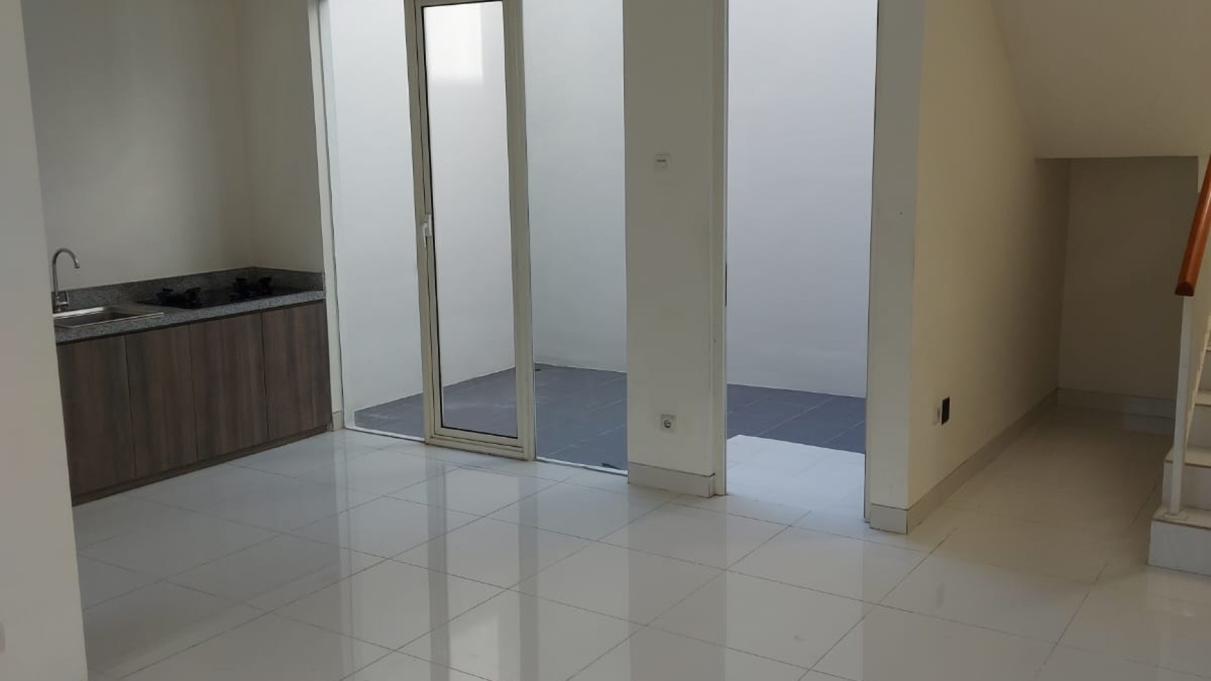 Dijual Rumah Grand Pakuwon Adelaide SEMI Furnished +Teras Belakang TerTUTUP KERAMIK Cantik Siap Huni