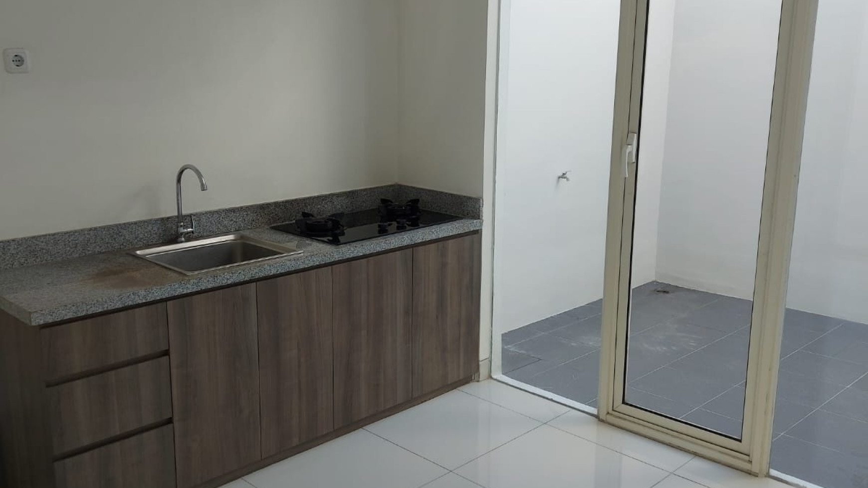 Dijual Rumah Grand Pakuwon Adelaide SEMI Furnished +Teras Belakang TerTUTUP KERAMIK Cantik Siap Huni