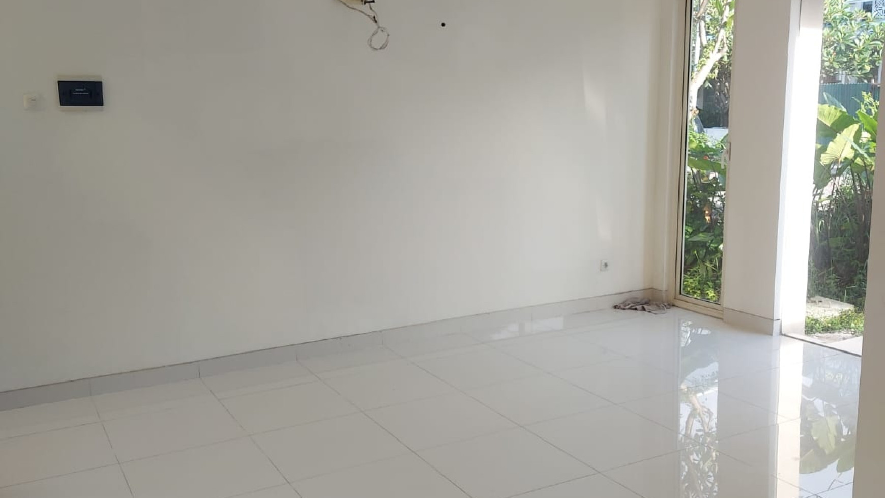 Dijual Rumah Grand Pakuwon Adelaide SEMI Furnished +Teras Belakang TerTUTUP KERAMIK Cantik Siap Huni