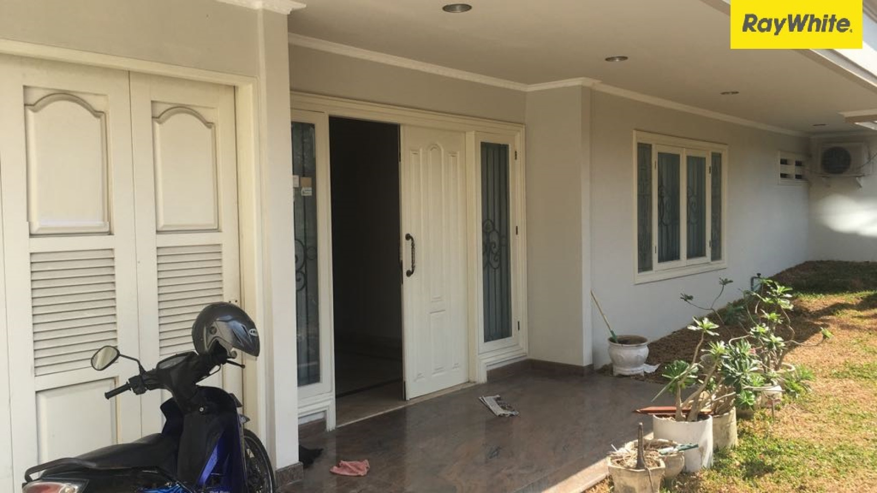 Dijual Rumah Semi Furnish SHM di Dharmahusada Indah Barat Surabaya