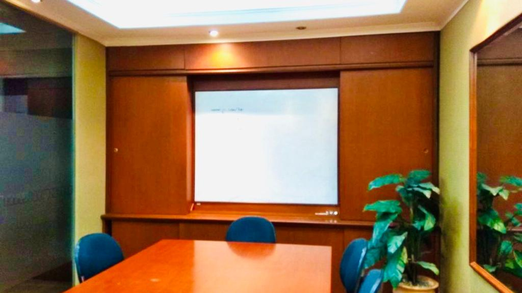 Office Space Mal Ambassador Kuningan Lantai 5 LB:170 m2 Semi Furnished