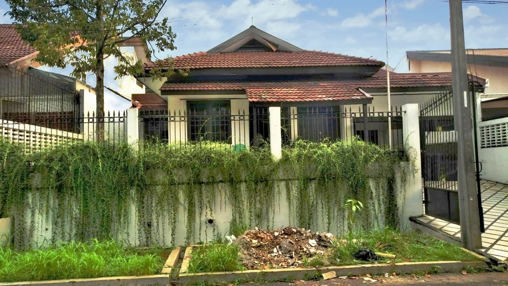 Rumah siap huni, bagus dalam Cluster di Cinere