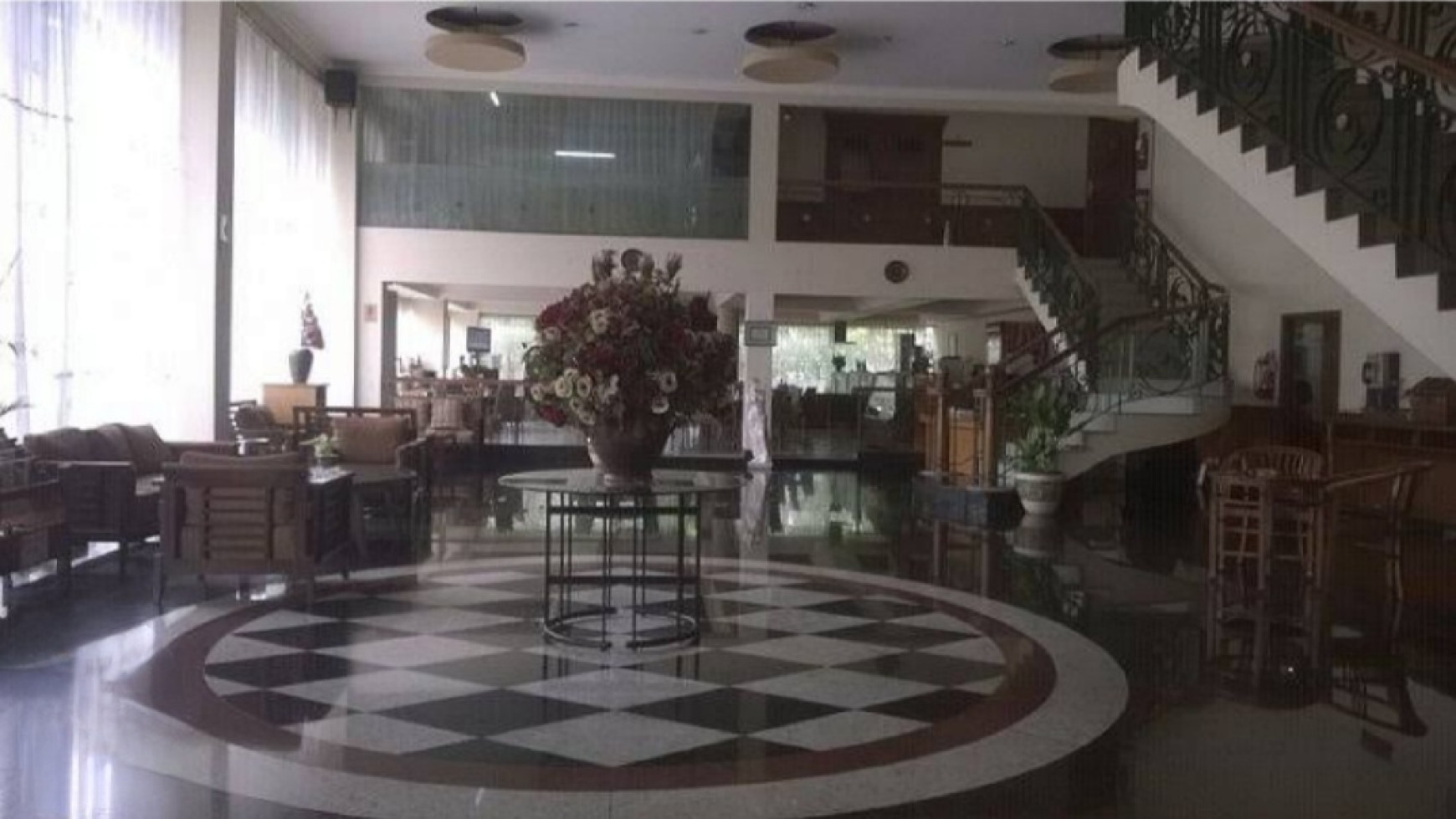 Dijual Hotel Surabaya Pusat - Ketabang - Genteng - 90 K.Tidur - Parkiran +/- 25 Mobil - Komersial area Cocok buat Segala Usaha