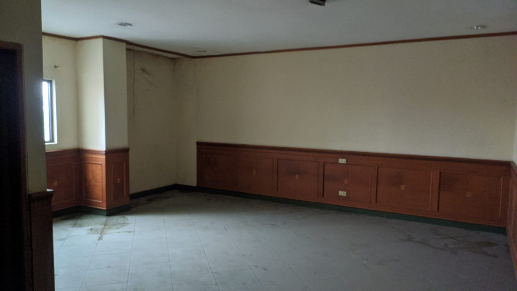 Dijual Hotel Surabaya Pusat - Ketabang - Genteng - 90 K.Tidur - Parkiran +/- 25 Mobil - Komersial area Cocok buat Segala Usaha