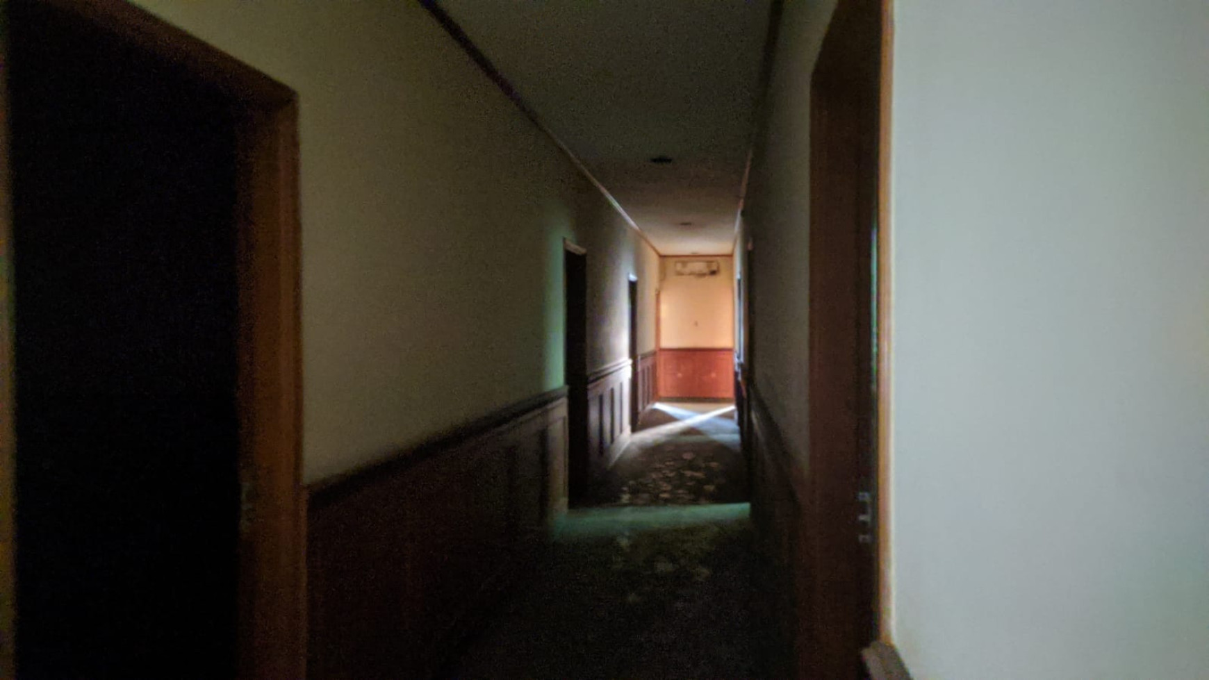 Dijual Hotel Surabaya Pusat - Ketabang - Genteng - 90 K.Tidur - Parkiran +/- 25 Mobil - Komersial area Cocok buat Segala Usaha