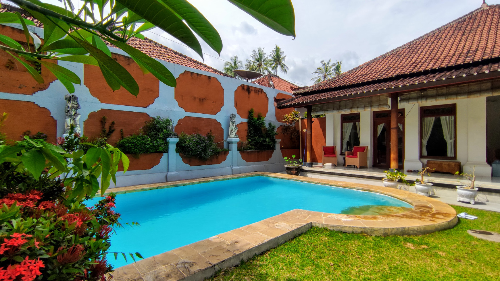 A STUNNING VILLA LOCATED IN THE HEART OF KALIBUKBUK LOVINA