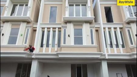 Dijual Rumah 3 lantai SHM di Dharmahusada Indah Barat Surabaya