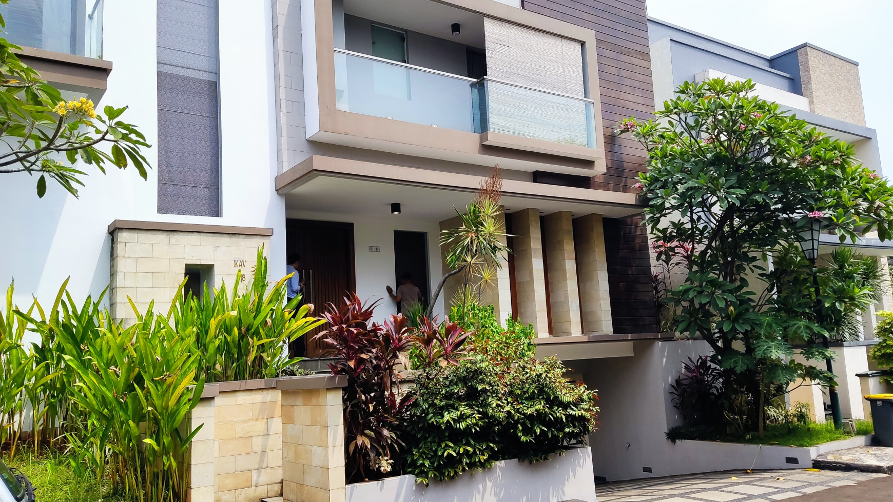 TOWN HOUSE MEWAH & BESAR  KEMANG 