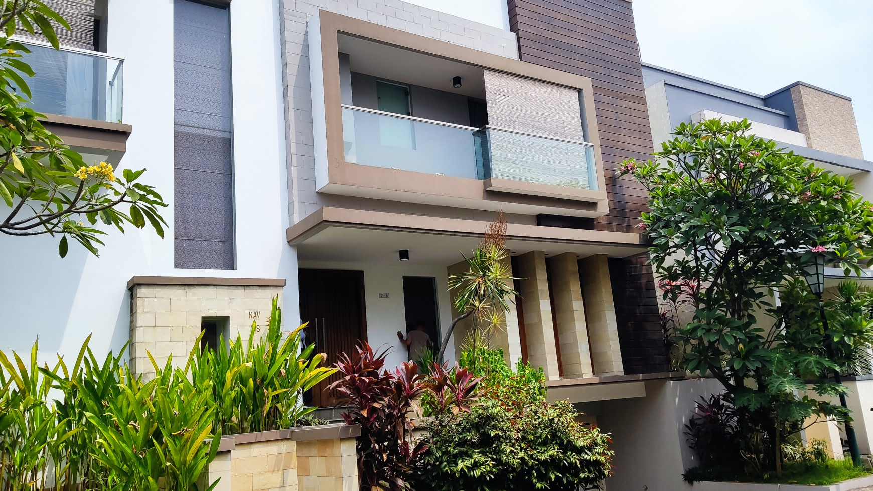 TOWN HOUSE MEWAH & BESAR  KEMANG 