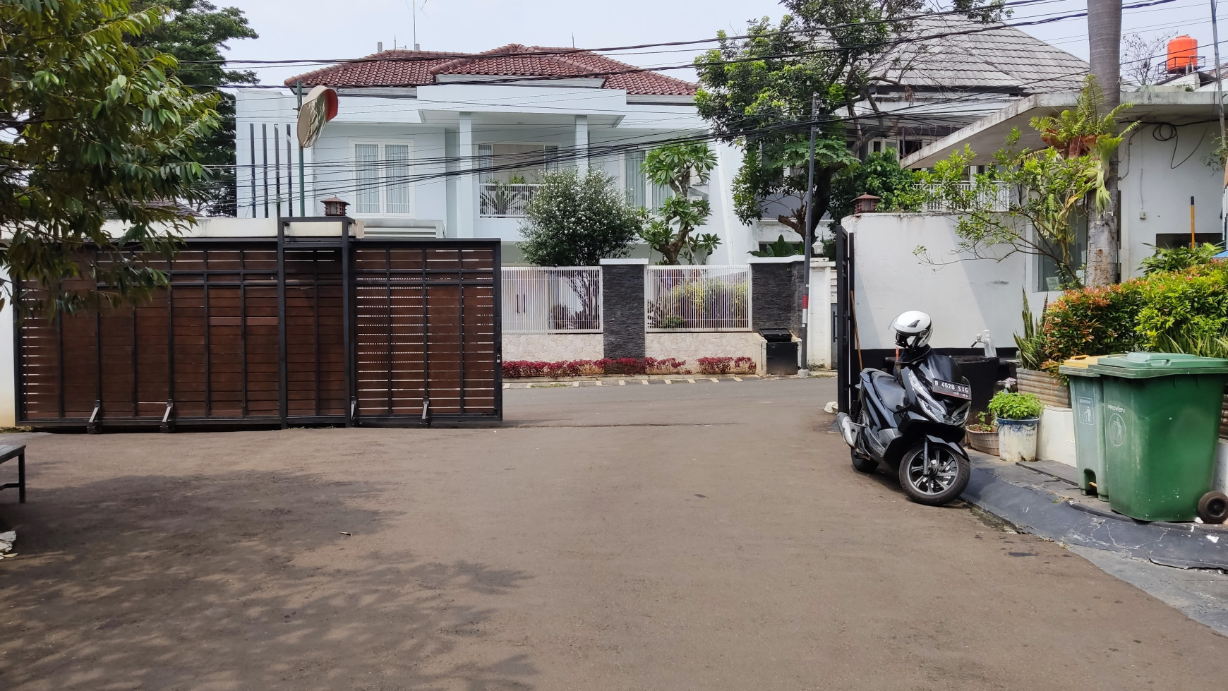 TOWN HOUSE MEWAH & BESAR  KEMANG 