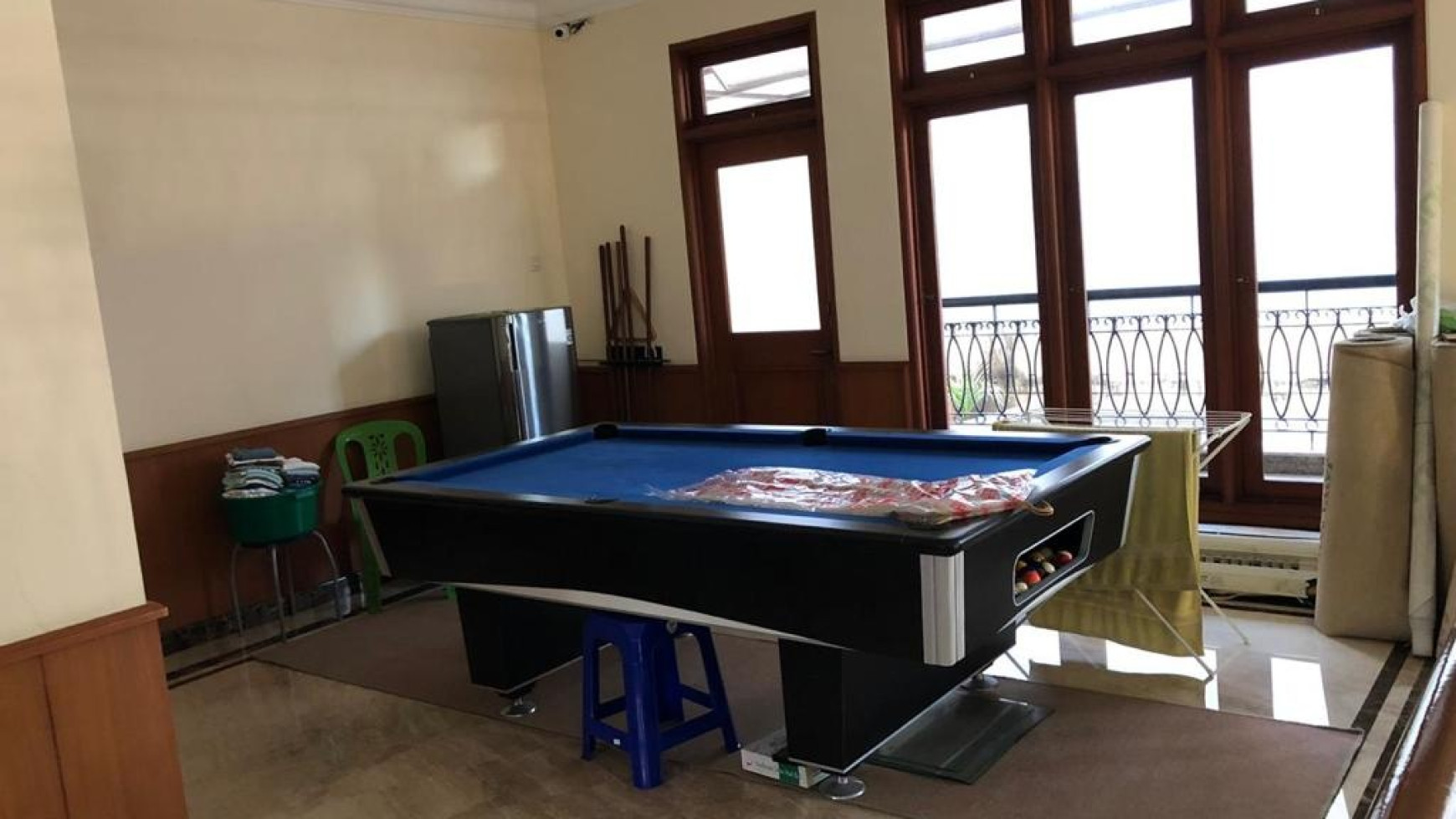 Dijual Rumah Pakuwon Indah Full MARMER  plus FURNISHED- Garasi Carport 4 Mobil  + PAGAR