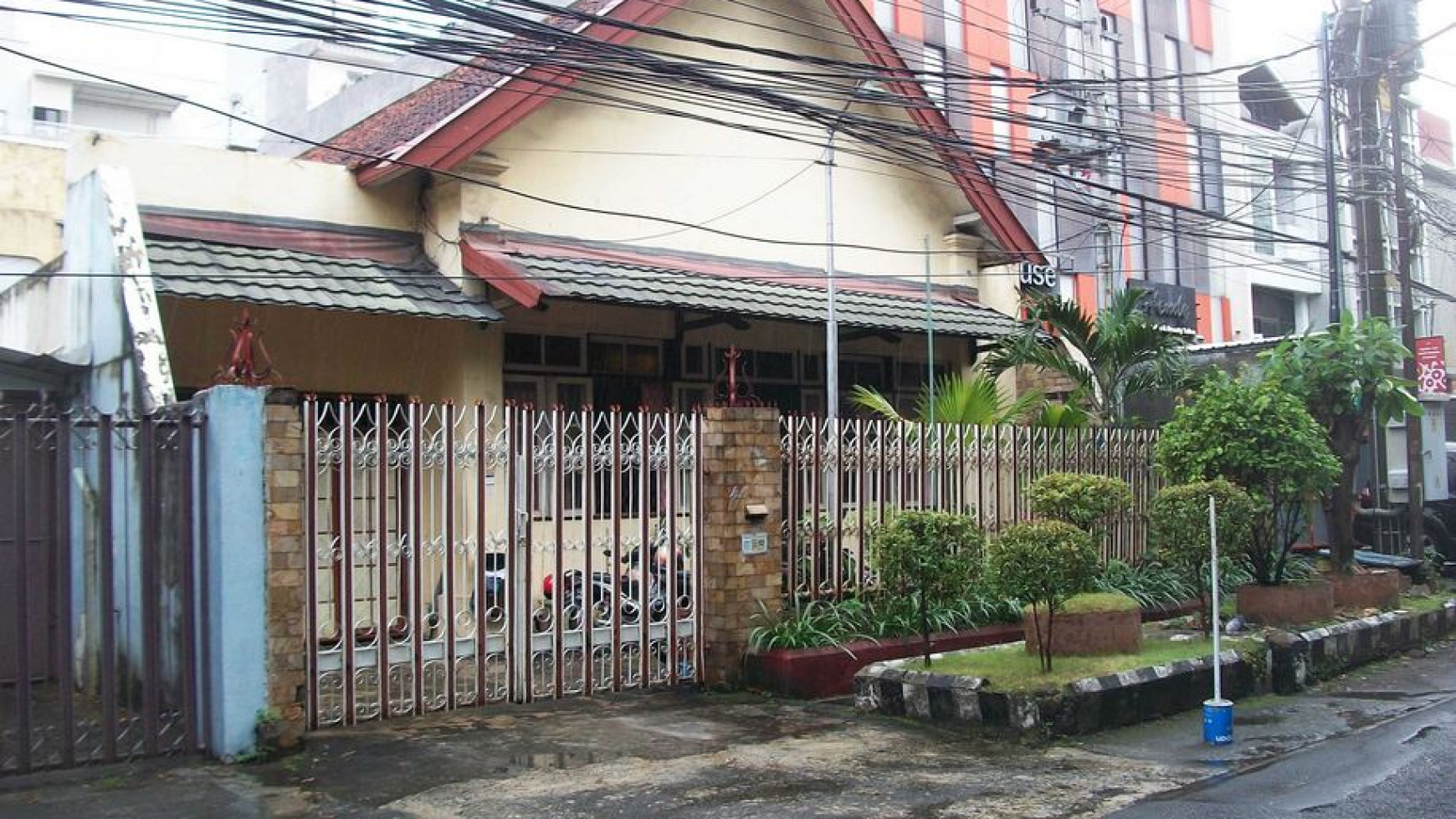 Rumah Jadul di Jalan Sumatra, Surabaya Pusat, Lokasi Tengah Kota Strategis, Hitung Tanah, Belakang RS Siloam, Bisa untuk Kantor, Cafe/Resto dsb