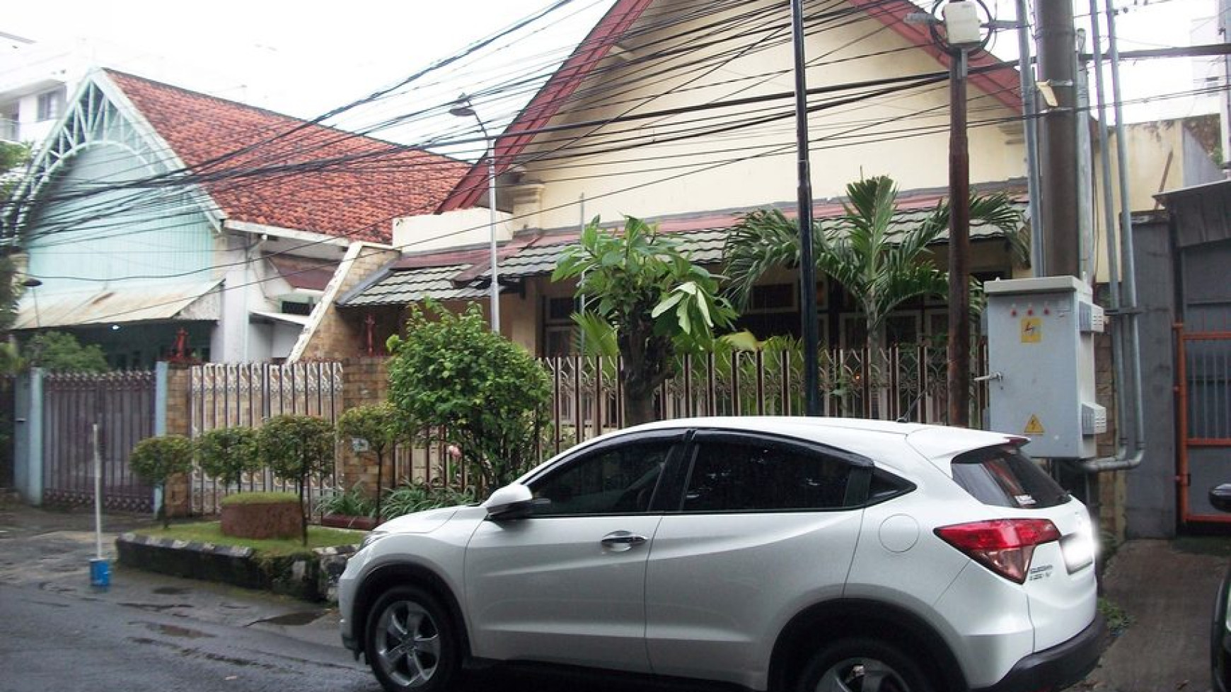 Rumah Jadul di Jalan Sumatra, Surabaya Pusat, Lokasi Tengah Kota Strategis, Hitung Tanah, Belakang RS Siloam, Bisa untuk Kantor, Cafe/Resto dsb