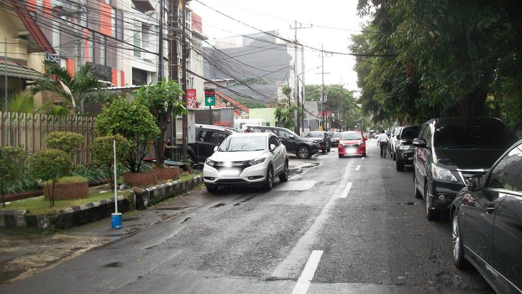 Rumah Jadul di Jalan Sumatra, Surabaya Pusat, Lokasi Tengah Kota Strategis, Hitung Tanah, Belakang RS Siloam, Bisa untuk Kantor, Cafe/Resto dsb