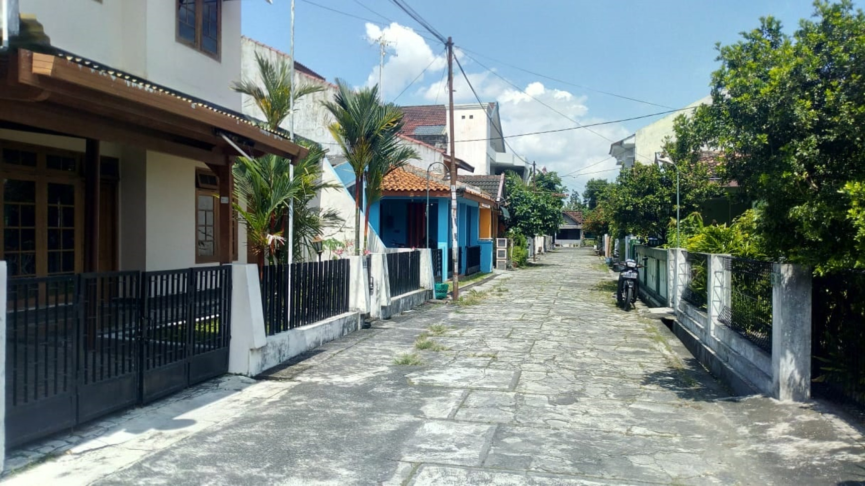 RUMAH TINGGAL KELUARGA JL KENARI, DEKAT STADION SIDOARUM