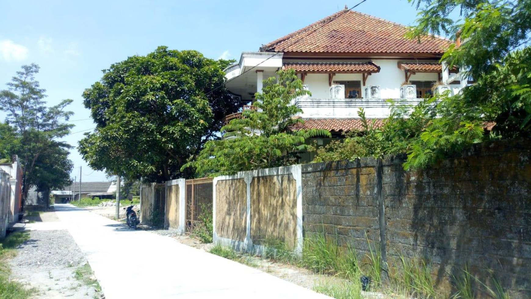 TANAH LUAS DIATAS 1000 m2 + BANGUNAN, DI GRIYA PRATAMA ASRI, SLEMAN.