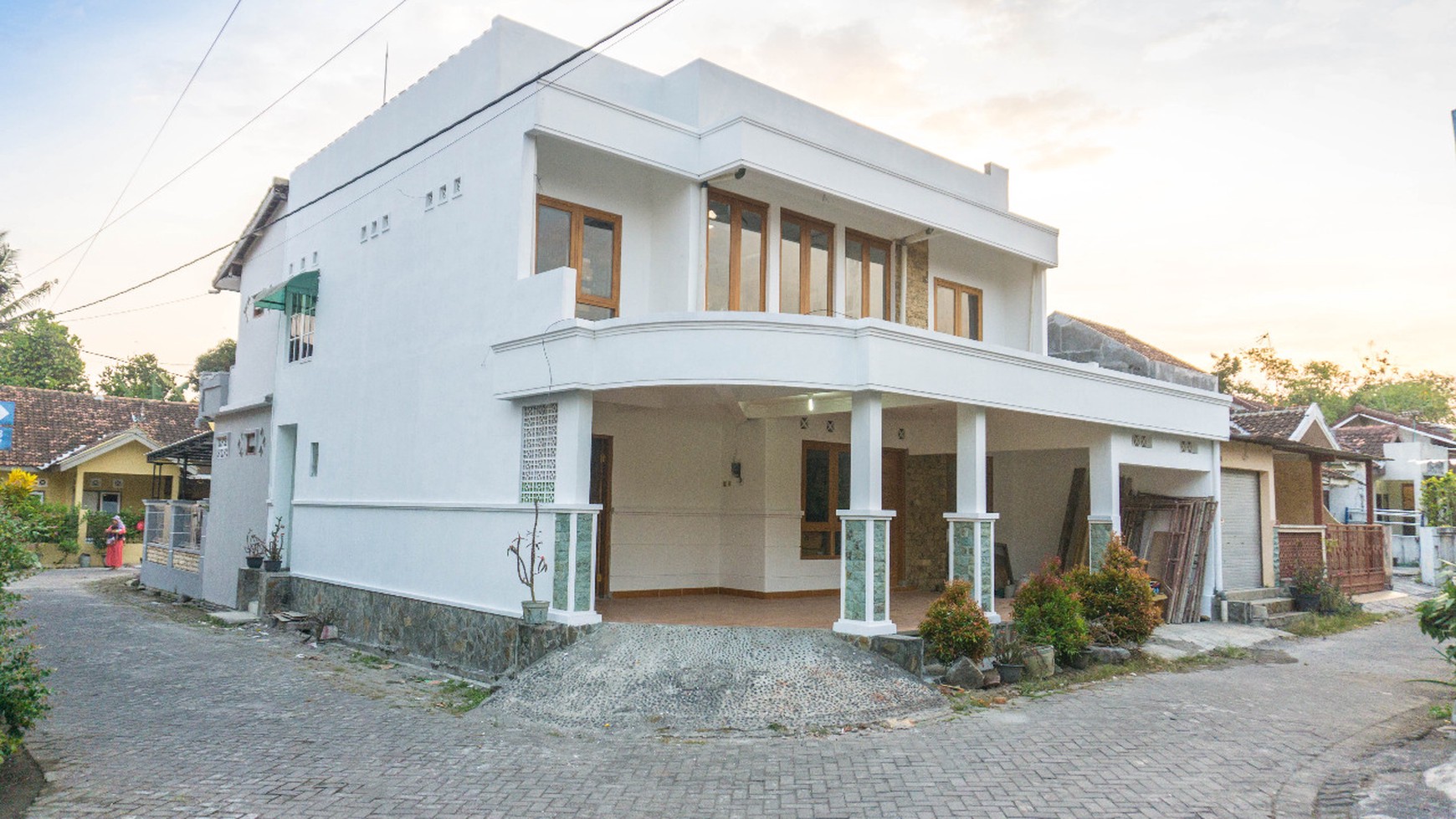 RUMAH MEWAH DENGAN DESAIN KLASIK,DI PERUM GRIYA TAMAN ASRI