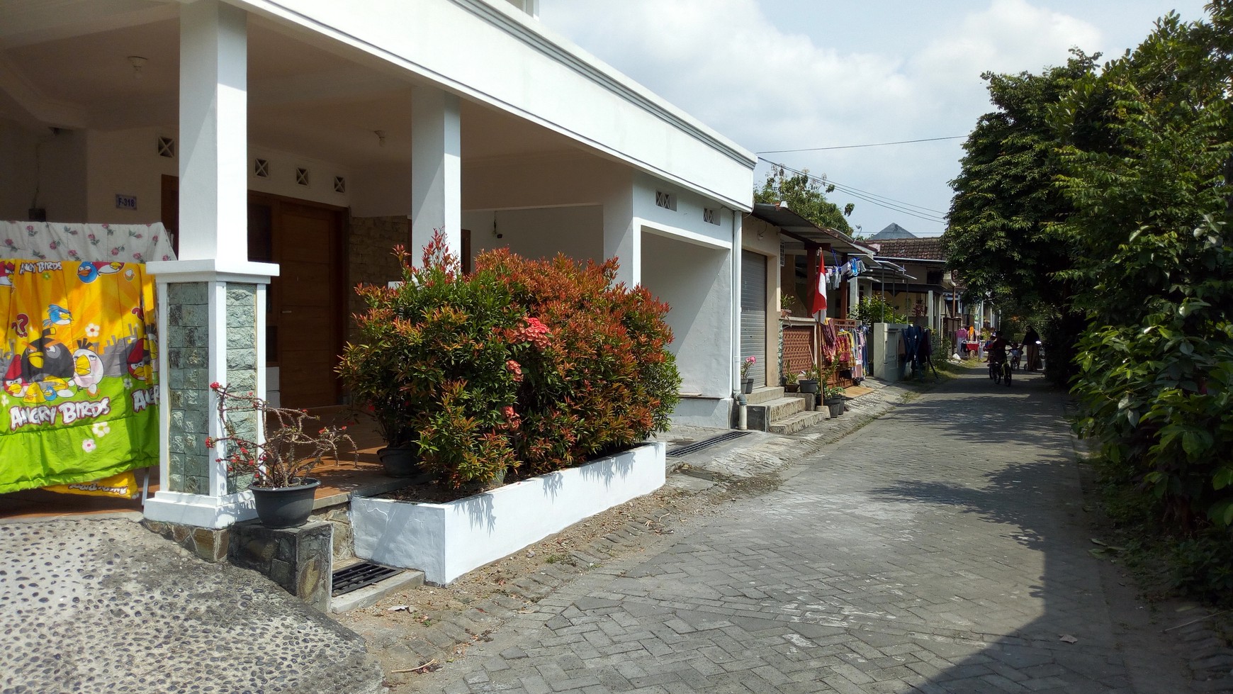 RUMAH MEWAH DENGAN DESAIN KLASIK,DI PERUM GRIYA TAMAN ASRI