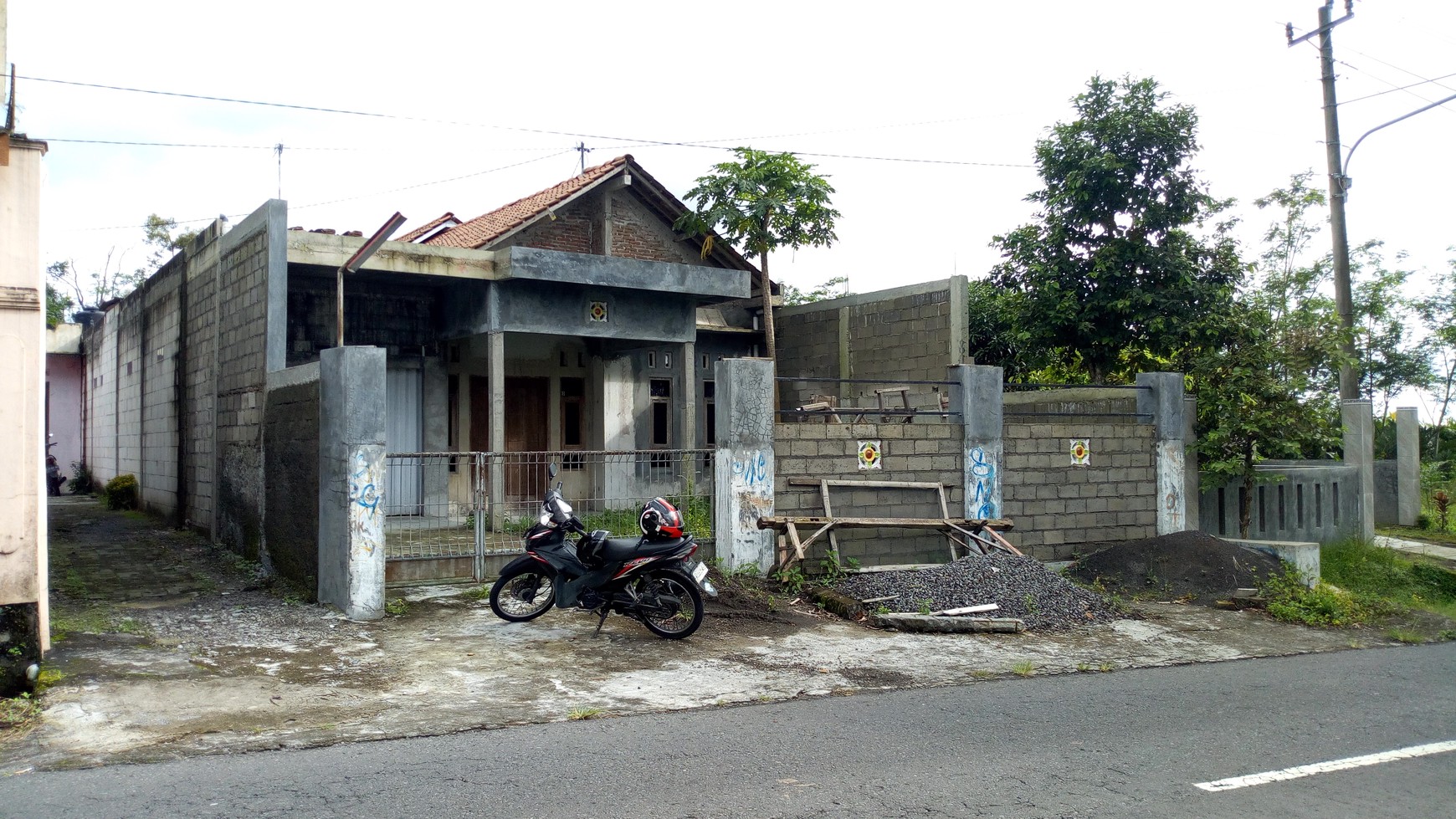 RUMAH DI JL TURI KM 5, DEKAT JEJAMURAN, SLEMAN