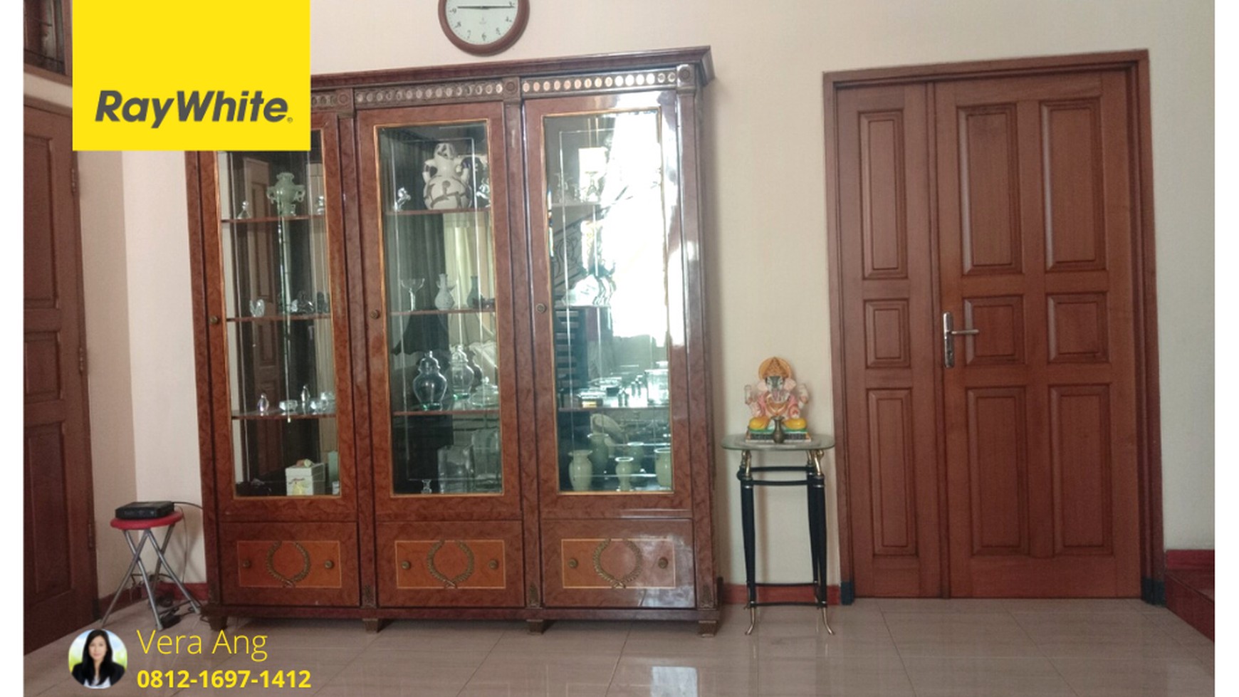 Dijual Rumah Mewah  Graha Famili Surabaya 2 Lantai Semi Furnished