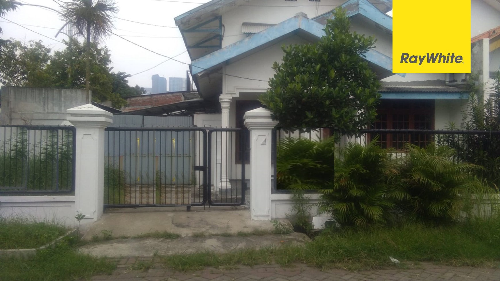 Rumah 1,5 lantai di Dukuh Kupang Timur